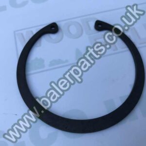 International PTO Centre Bearing Circlip_x000D_n_x000D_nEquivalent to OEM:  20551_x000D_n_x000D_nSpare part will fit - 430